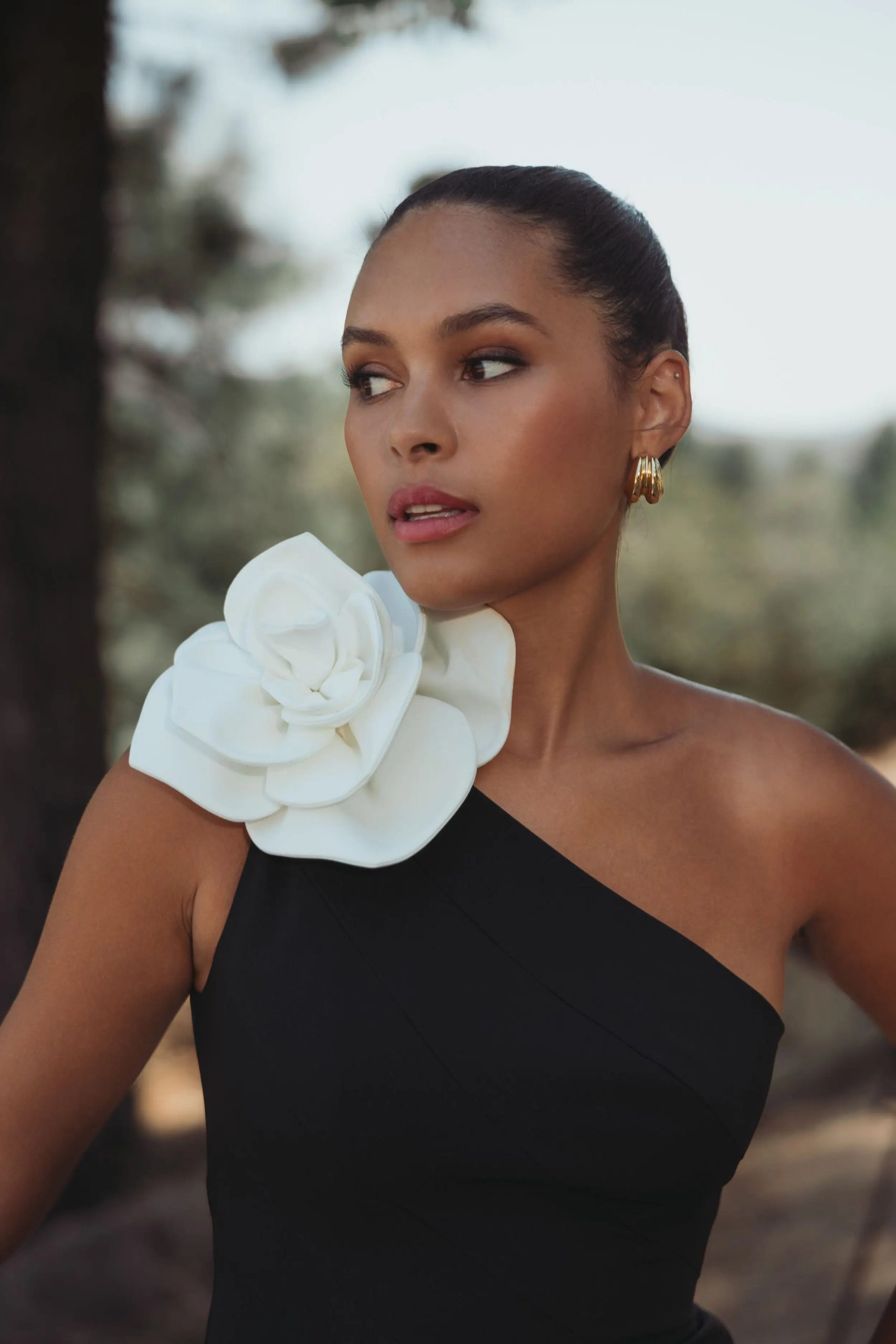 Black One Shoulder Mermaid Gown With 3D Flower - Image 5