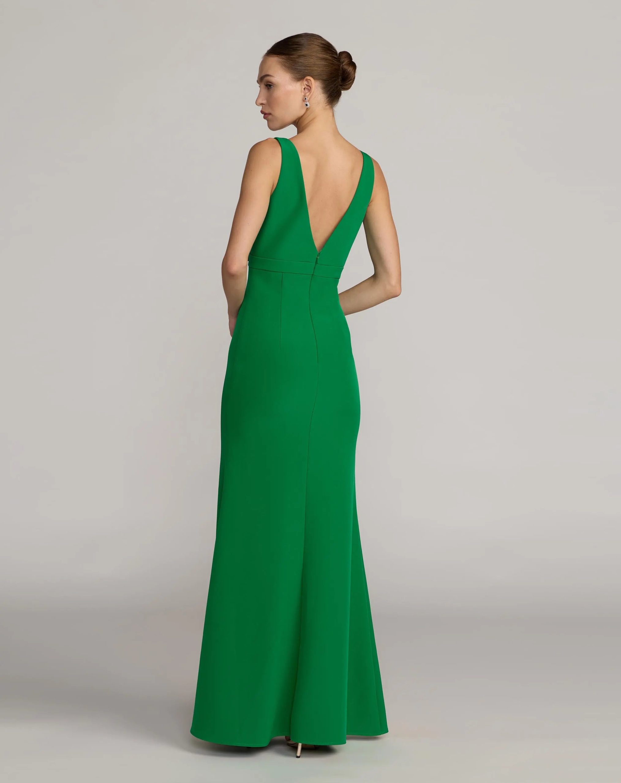 Green Sleeveless V Neck Mermaid Gown With Bow - Image 3