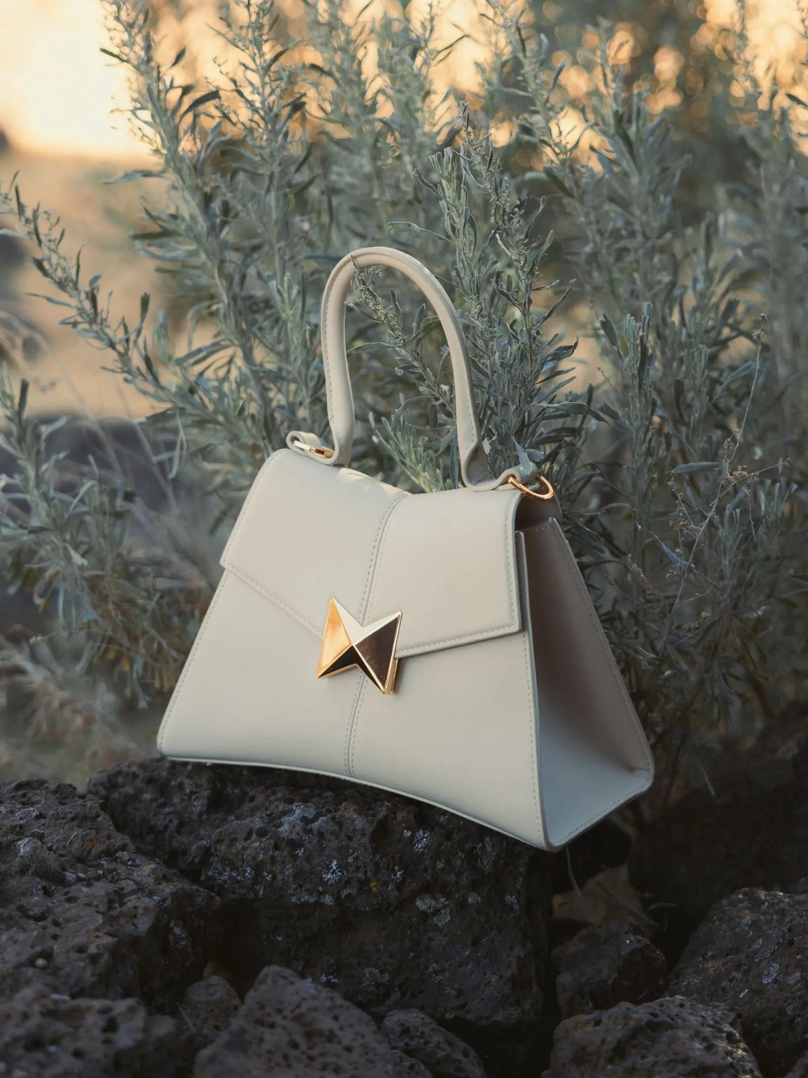 White Medium Angular Leather Handbag With Gold Hardware - Image 5